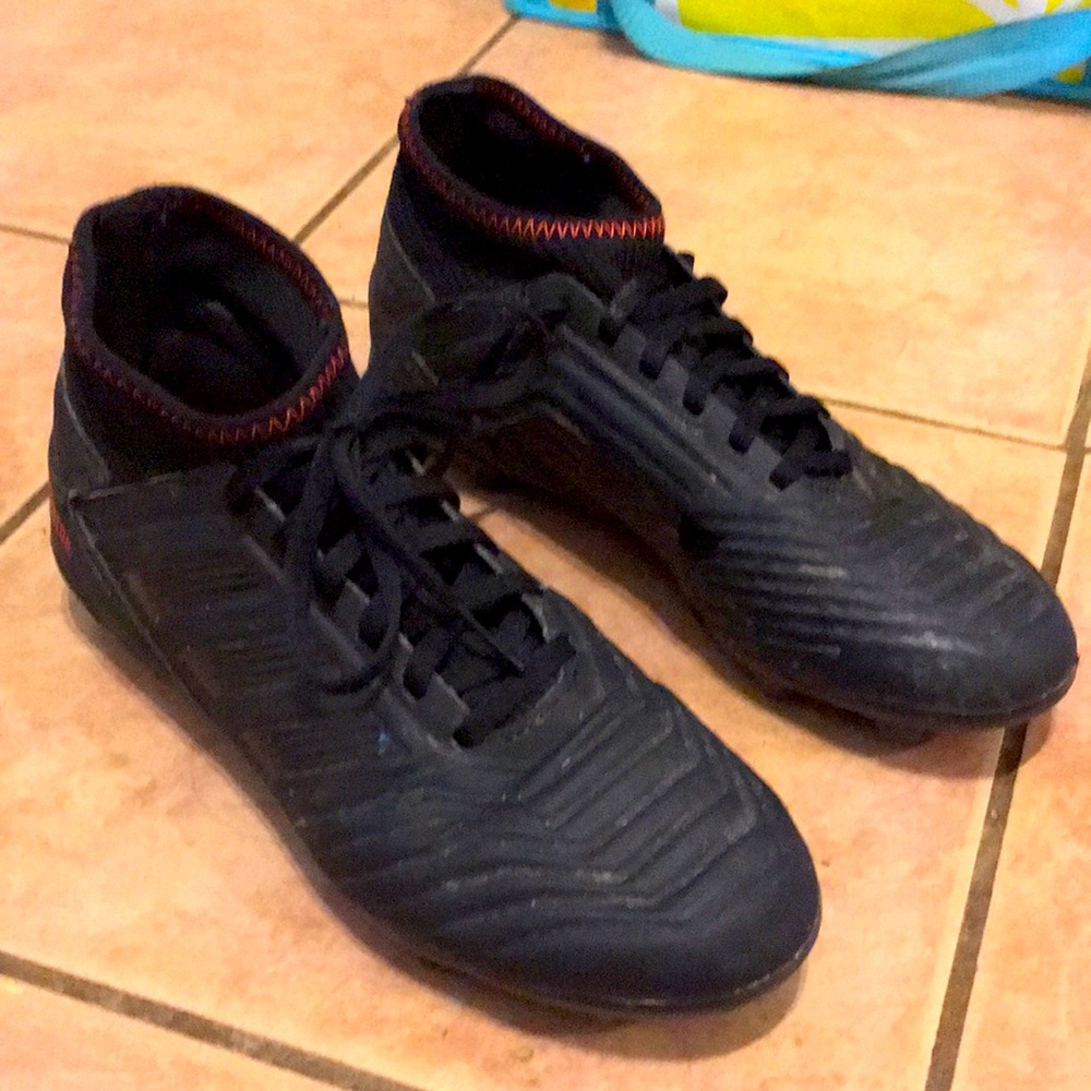 Boys size 5 1/2 Adidas predator soccer cleats.